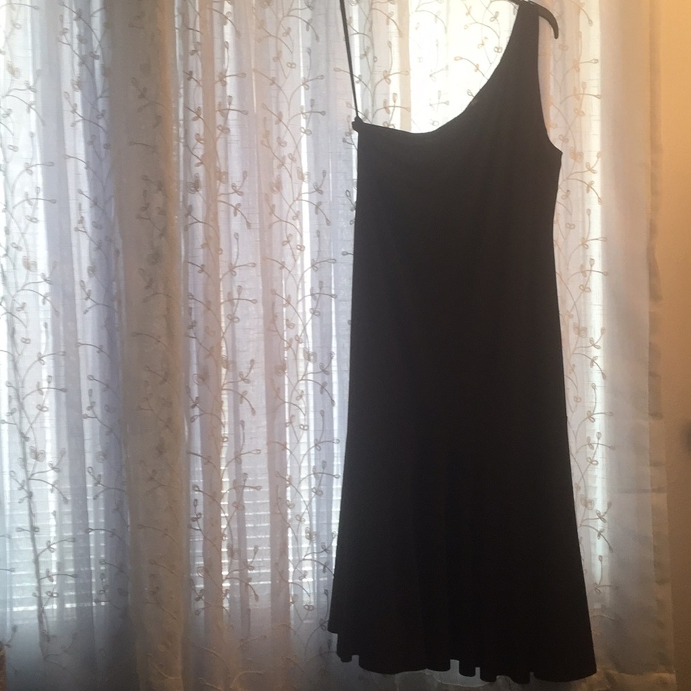 Black one strapped dress.